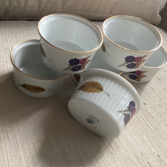 SET OF SIX 1961 VINTAGE ROYAL WORCESTER EVESHAM PATTERN RAMEQUINS, NEVER USED - Picture 3 of 7